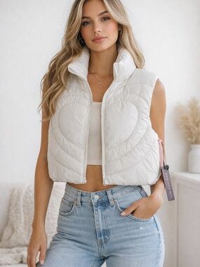 NWT Madden Girl White Cropped Puffer Vest Heart Quilted Zip Up Size Large